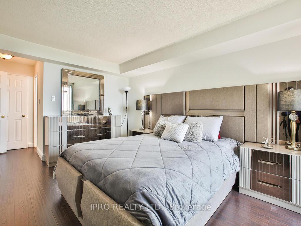 3 Bedrooms Condo at 330 Rathburn, Mississauga For sale