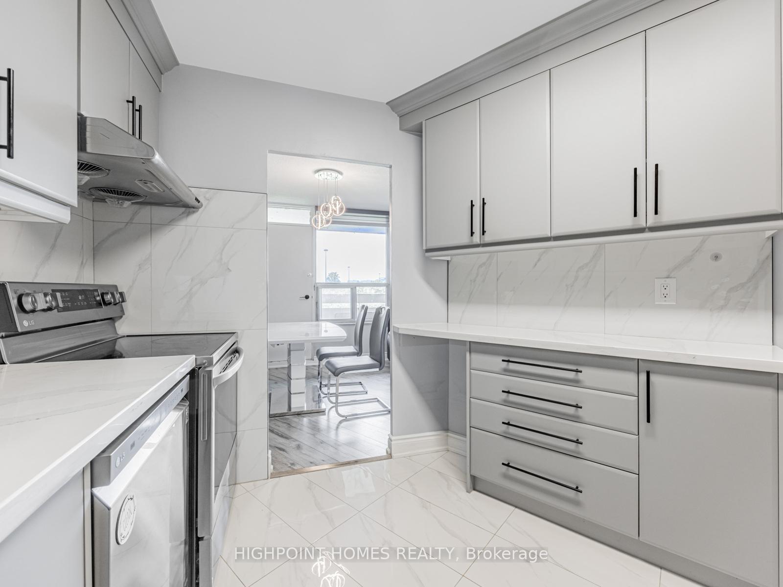 3 Bedrooms Condo at 10 Edgecliff, Toronto For sale
