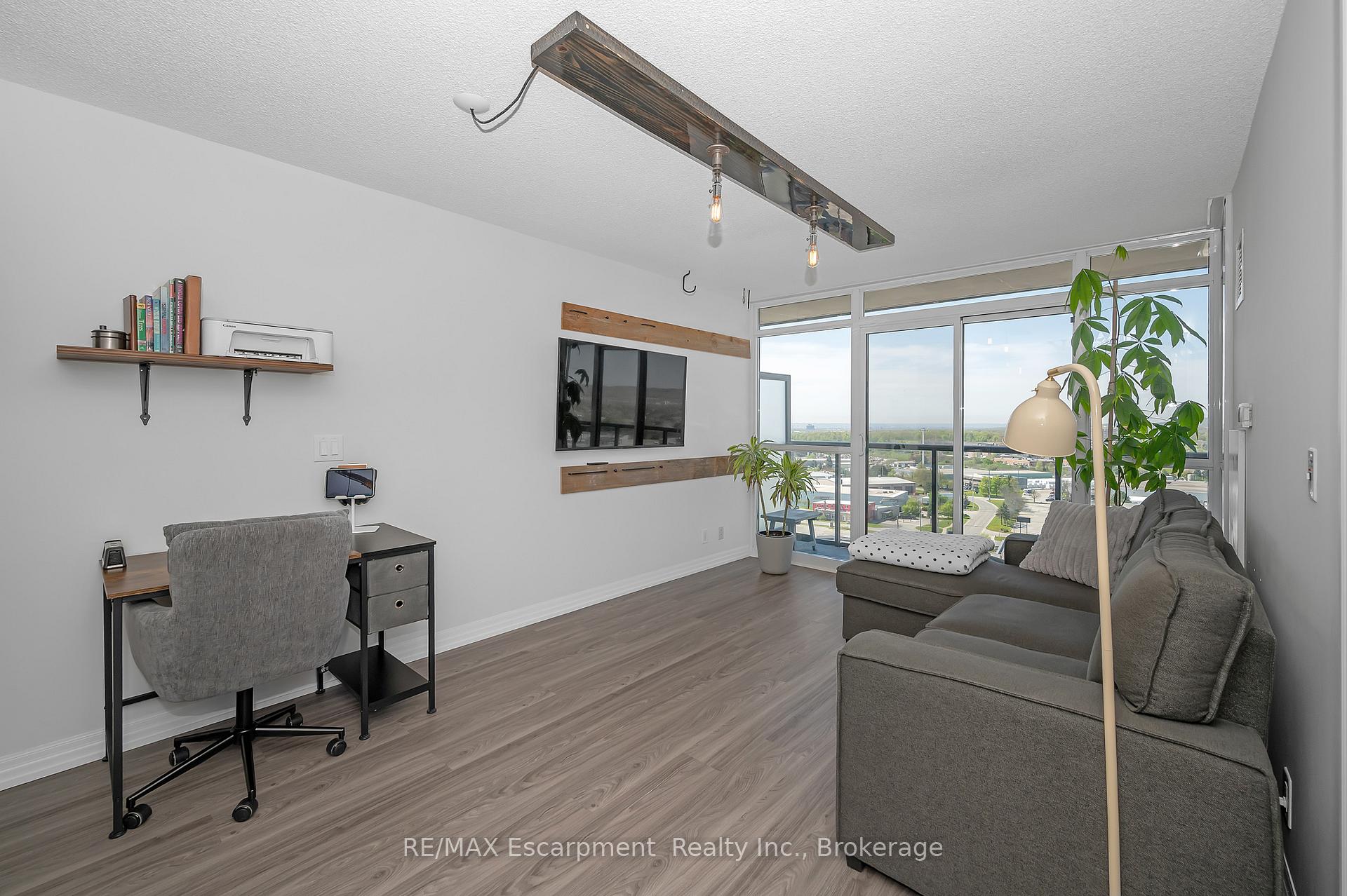 2 Bedrooms Condo at 1940 Ironstone, Burlington For sale