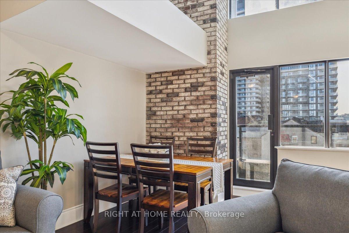 2 Bedrooms Condo at 80 King William, Hamilton For sale