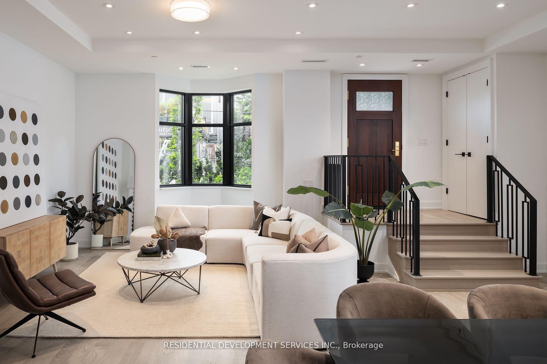 3 Bedrooms Condo at 1 Strathgowan,  Toronto For sale