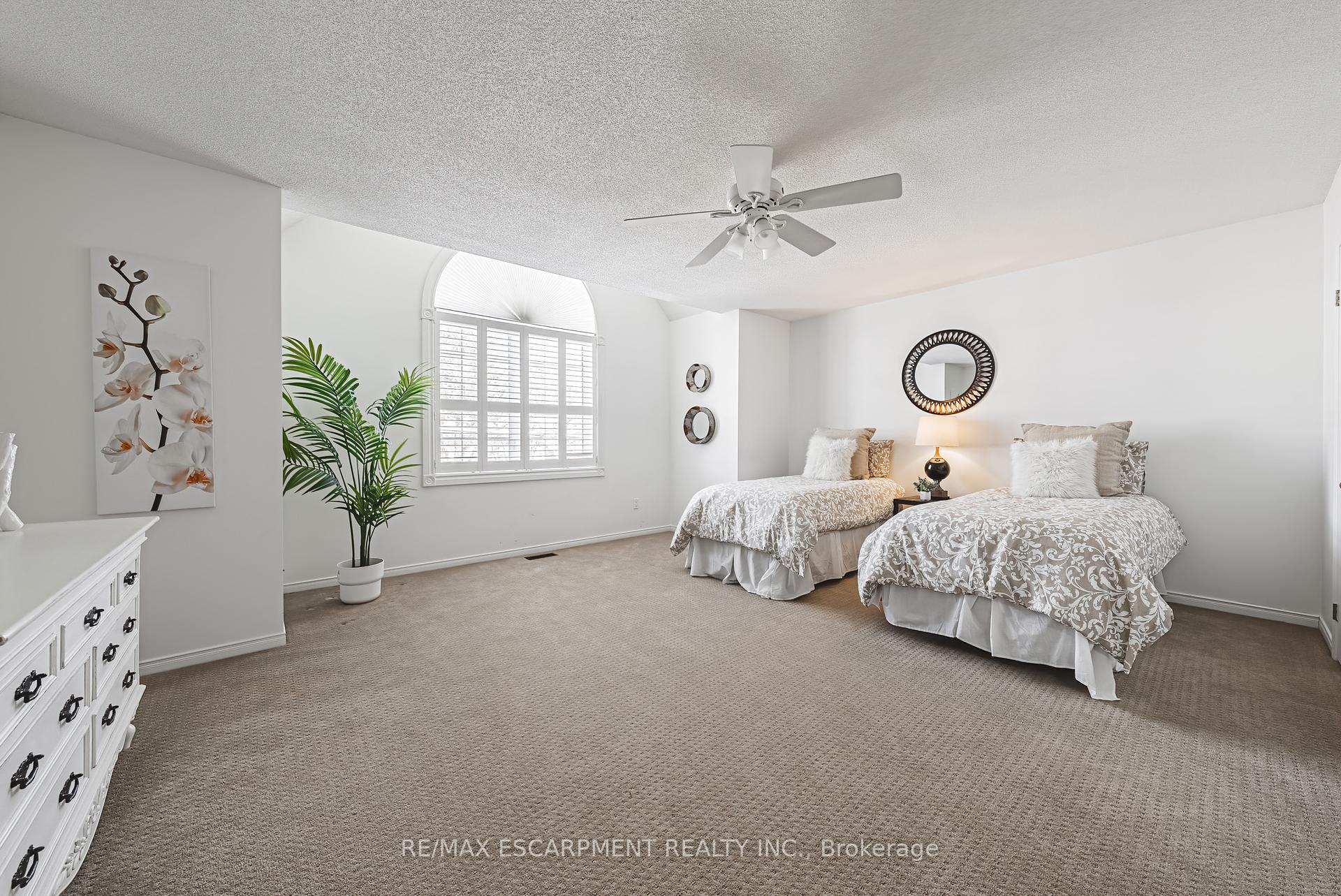 3 Bedrooms Condo at 3333 New,  Burlington For sale
