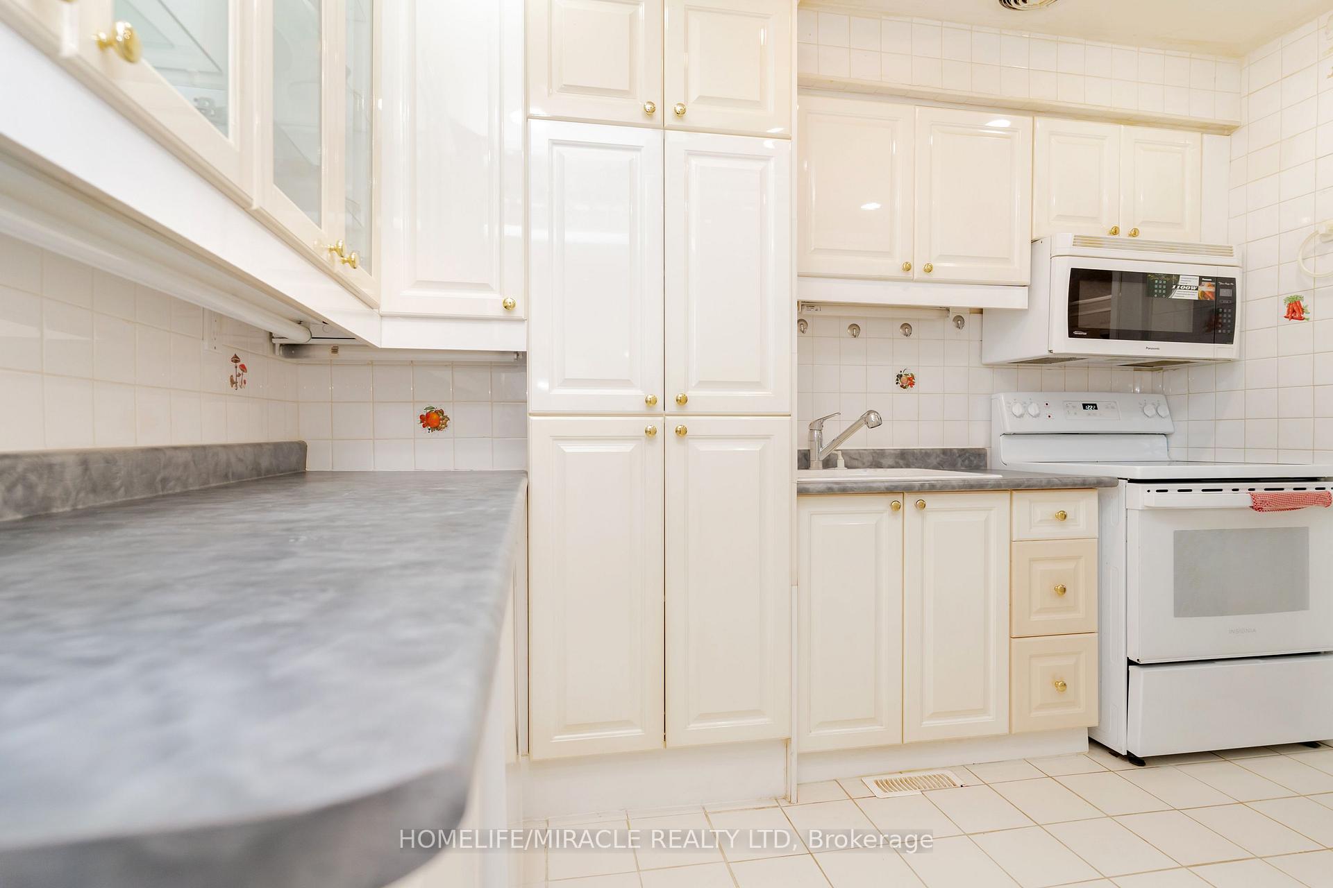 4 Bedrooms Condo at 50 Blackwell, Toronto For sale
