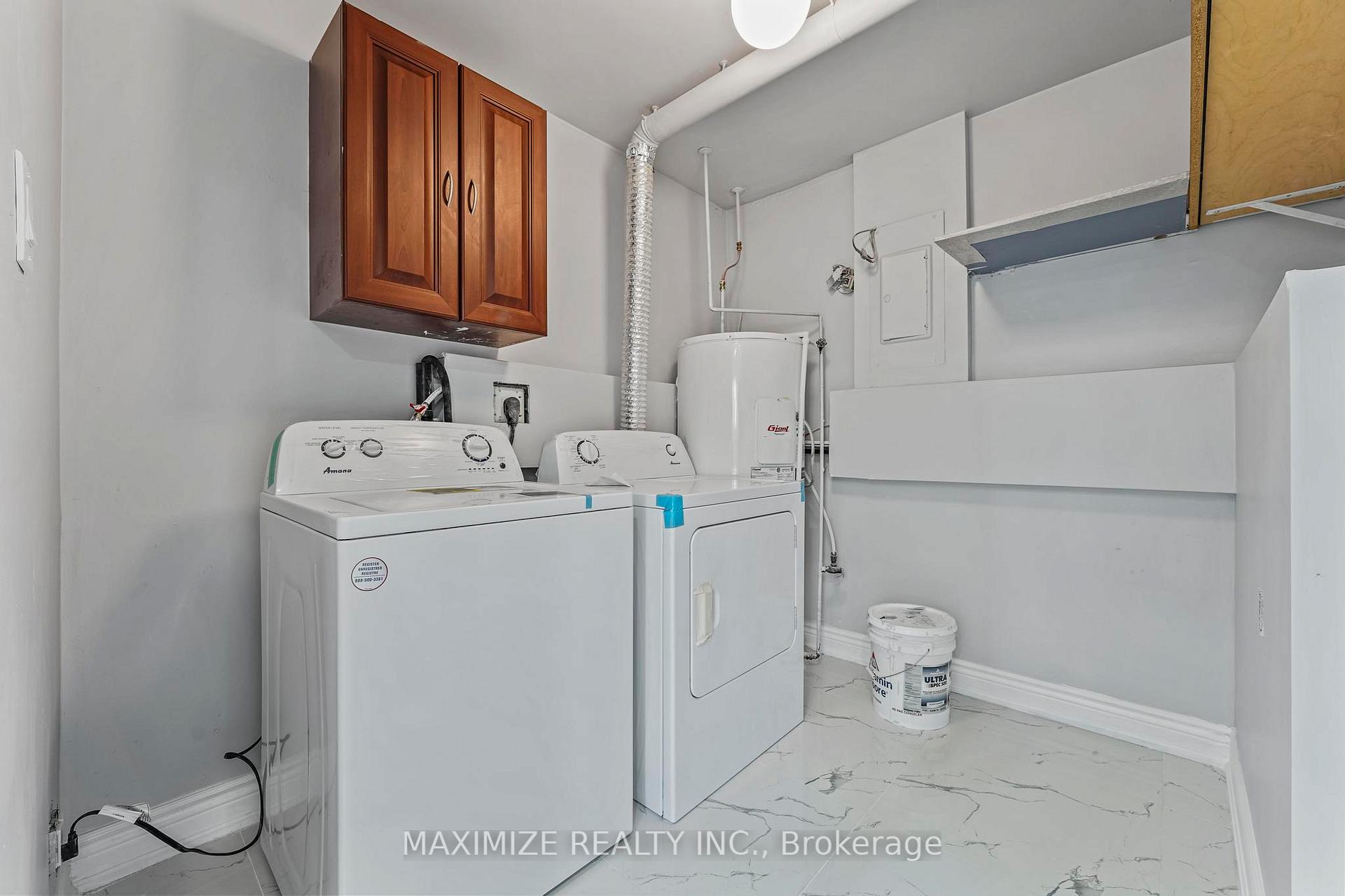 3 Bedrooms Condo at 1055 Dundas,  Mississauga For sale
