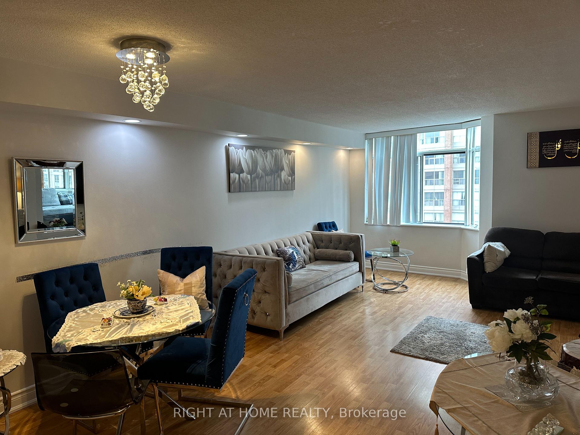 3 Bedrooms Condo at 300 Webb,  Mississauga For sale