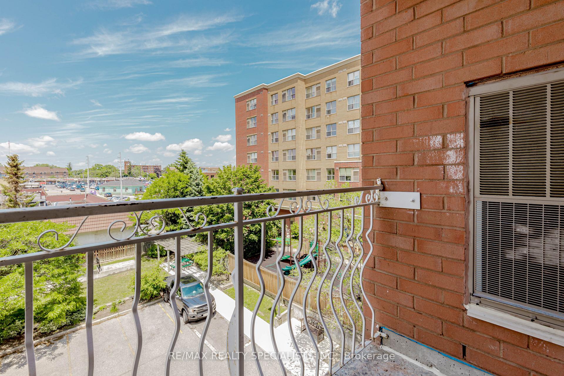 2 Bedrooms Condo at 32 Tannery, Mississauga For sale