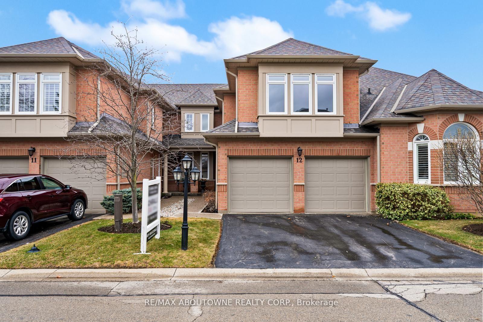 3 Bedrooms Condo at 2165 Country Club, Burlington For sale