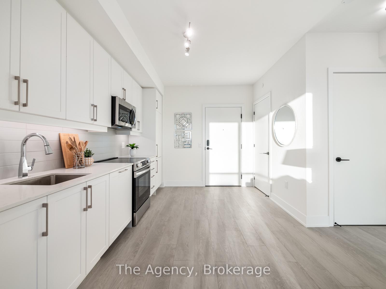 2 Bedrooms Condo at 2450 Old Bronte, Oakville For sale