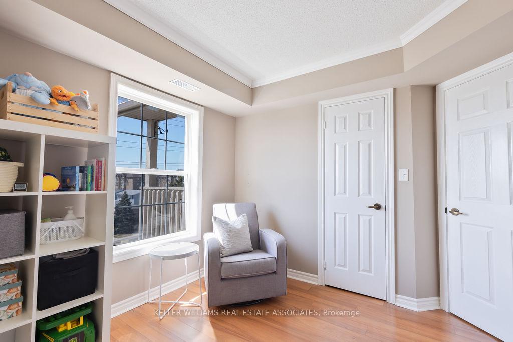 2 Bedrooms Condo at 4003 Kilmer, Burlington For sale