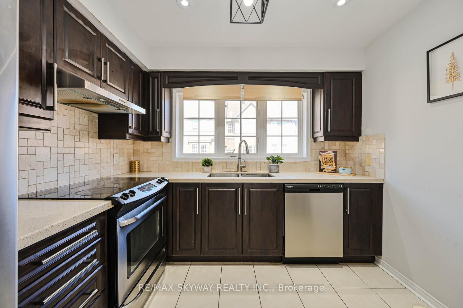3 Bedrooms Condo at 50 Strathaven,  Mississauga For sale
