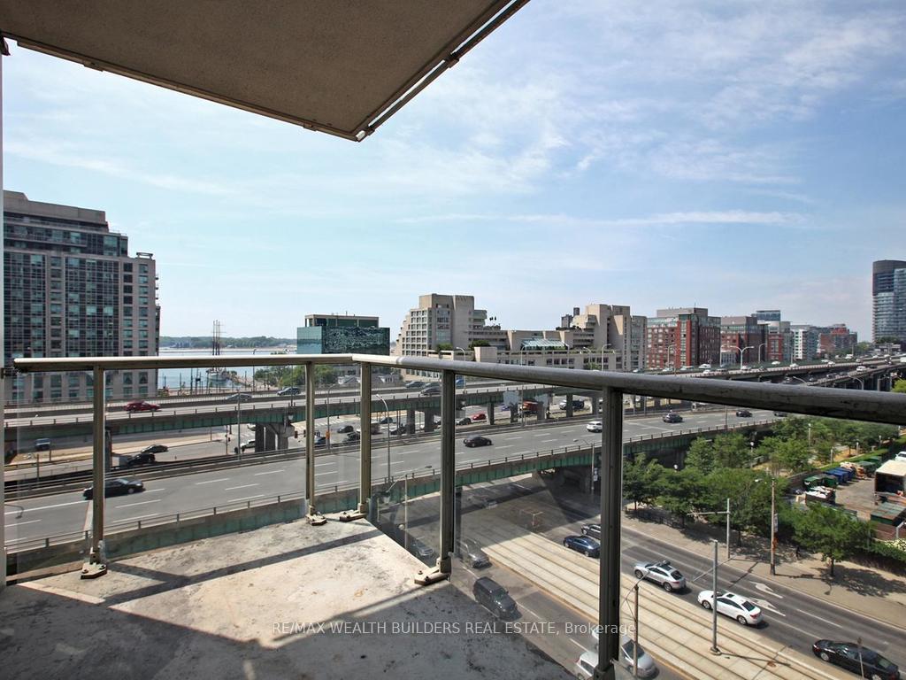 3 Bedrooms Condo at 35 Mariner,  Toronto For sale