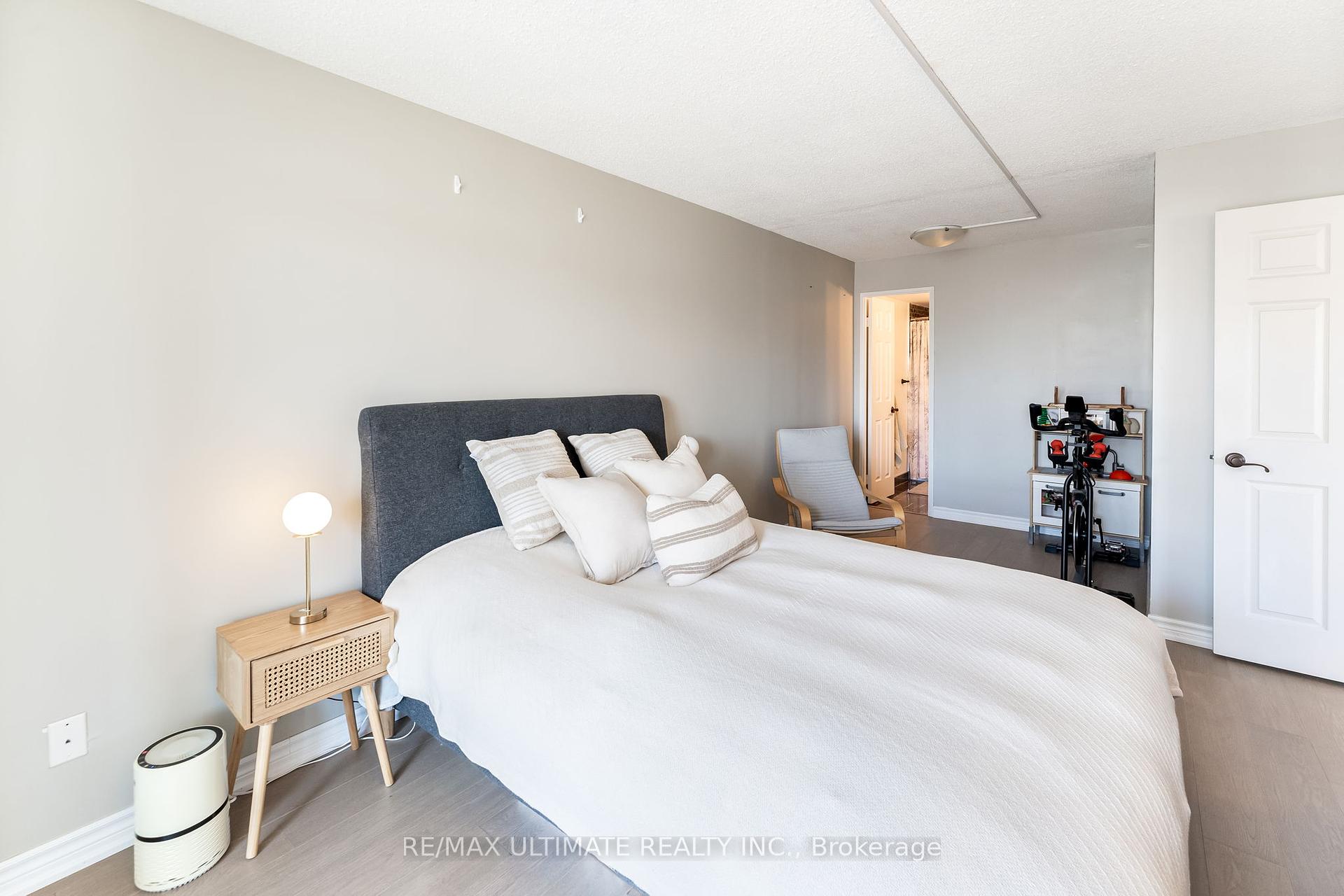 2 Bedrooms Condo at 1485 Lakeshore,  Mississauga For sale