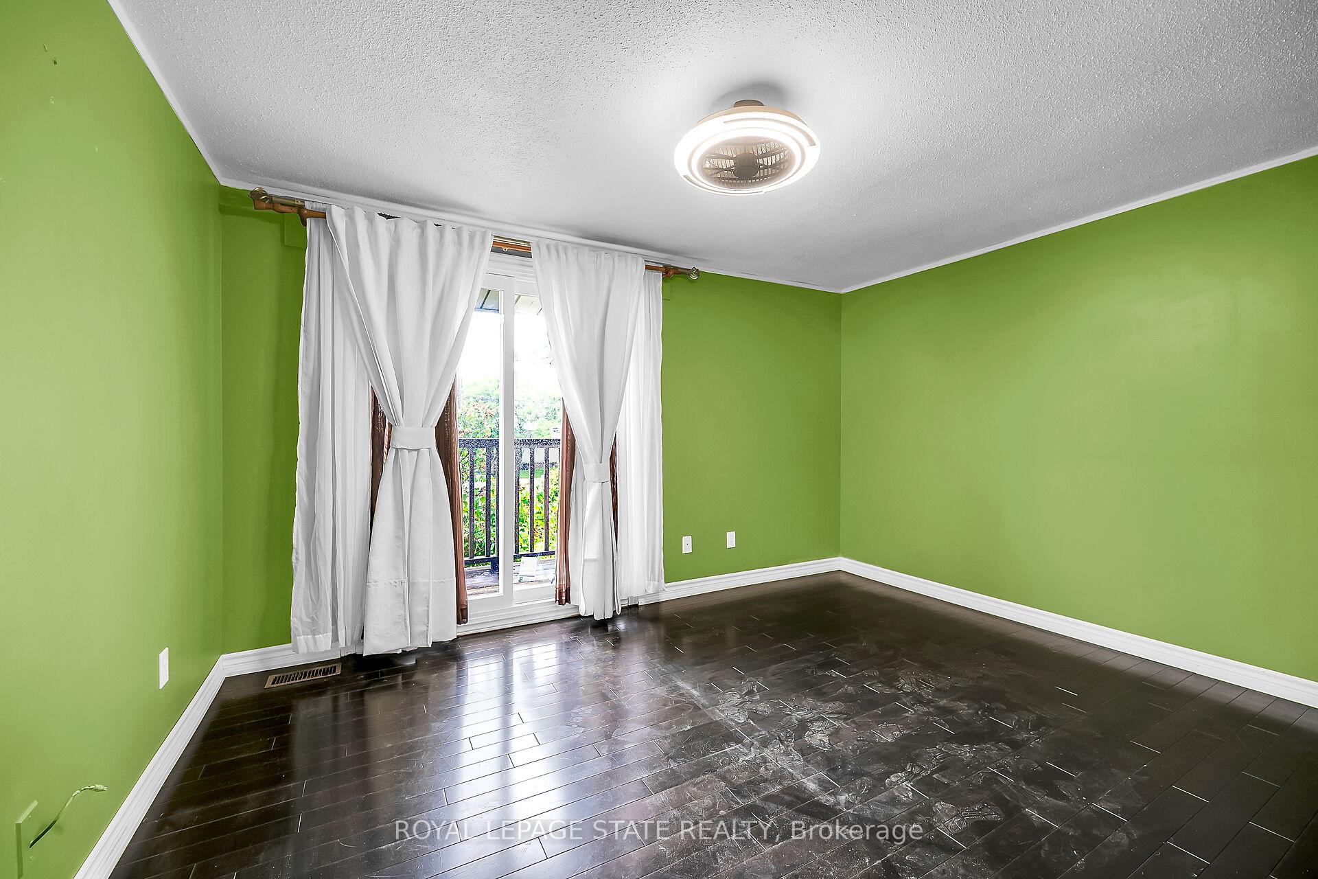 3 Bedrooms Condo at 977 Francis, Burlington For sale