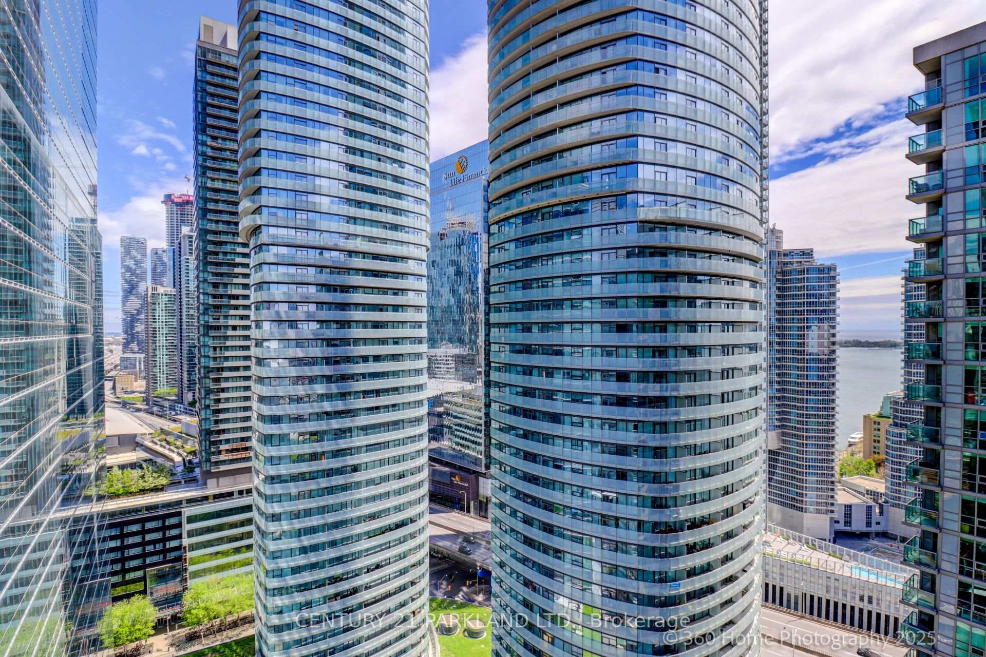 2 Bedrooms Condo at 30 Grand Trunk, Toronto For sale