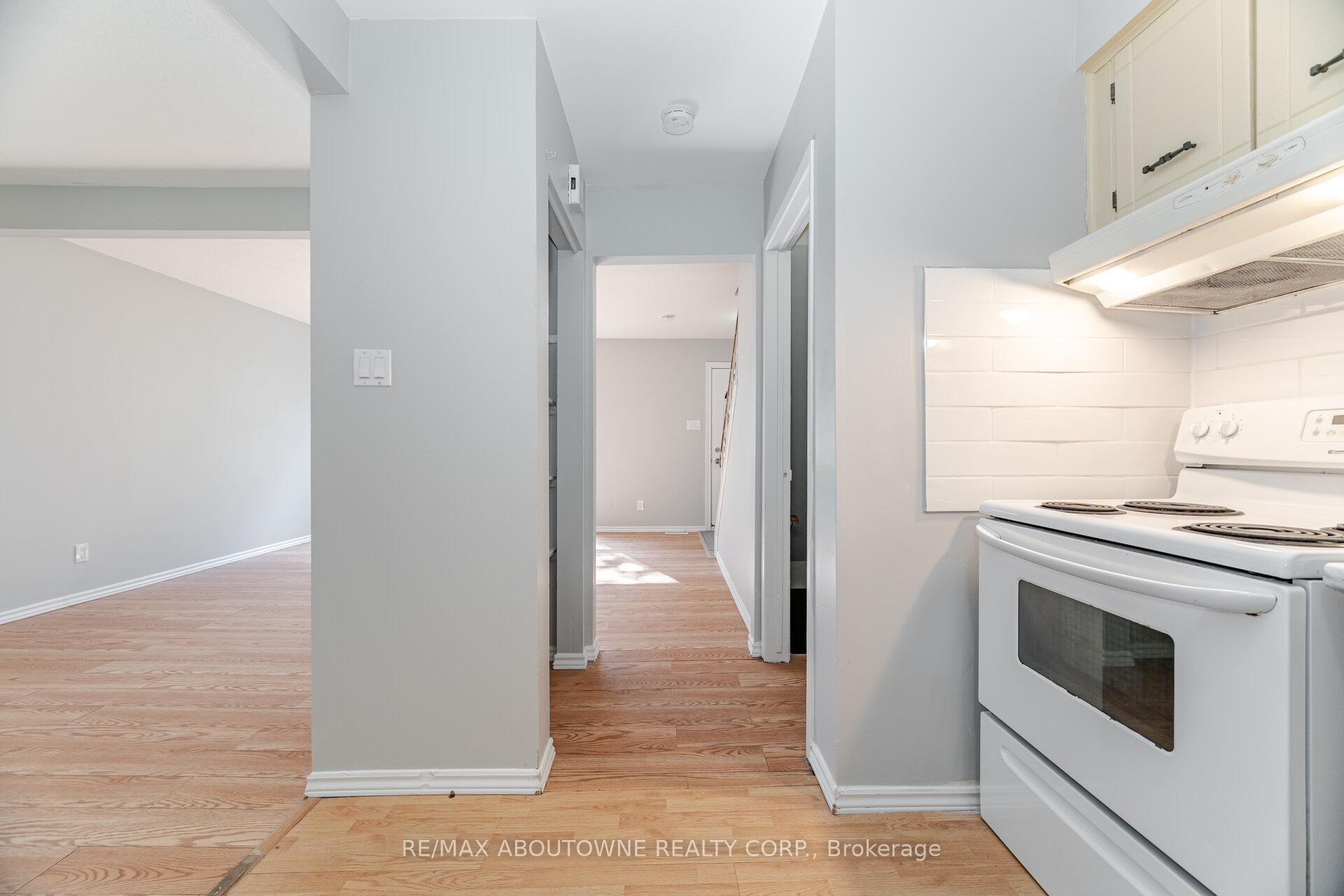3 Bedrooms Condo at 961 Francis,  Burlington For sale