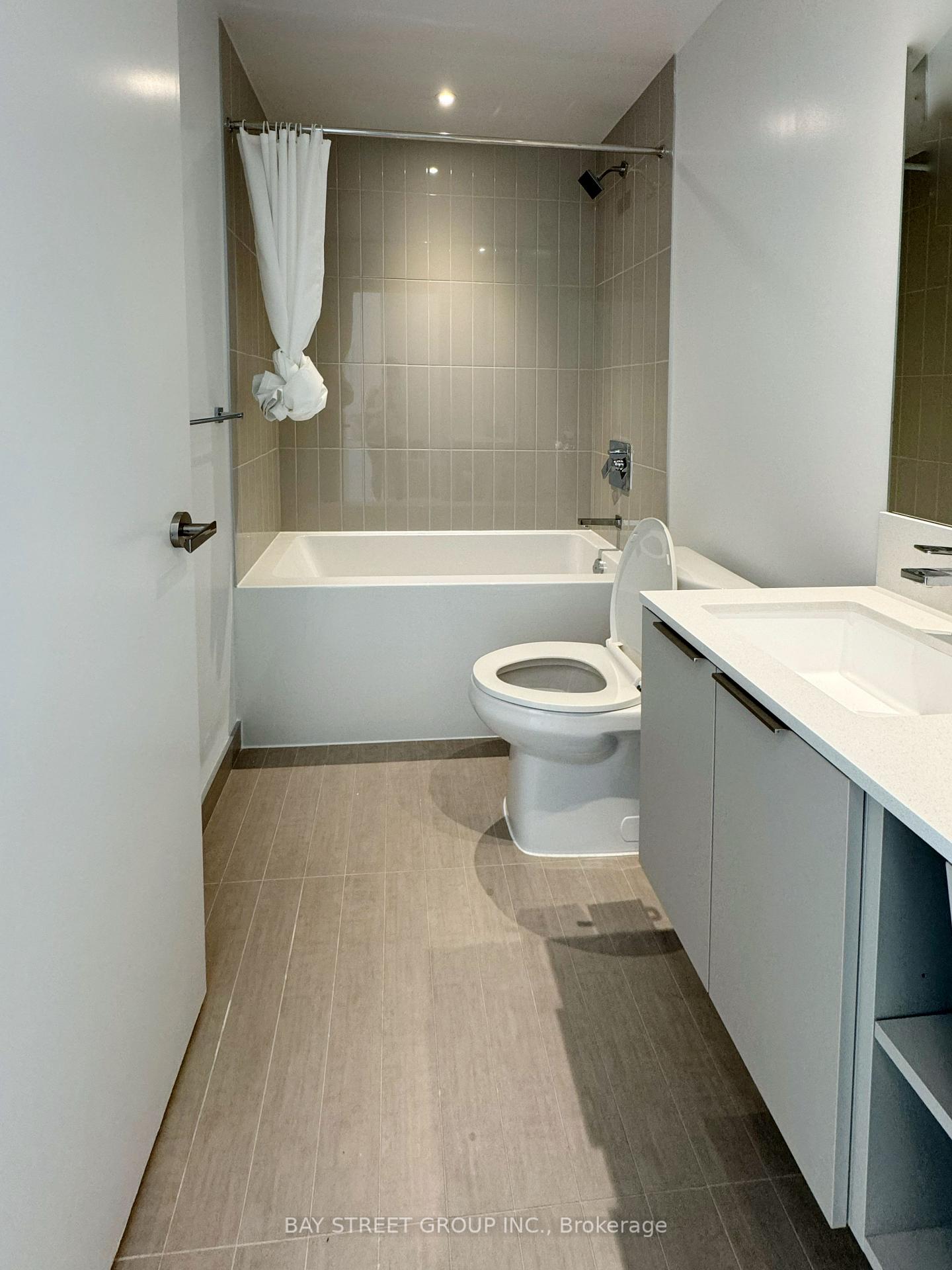 2 Bedrooms Condo at 3900 Confederation, Mississauga For sale