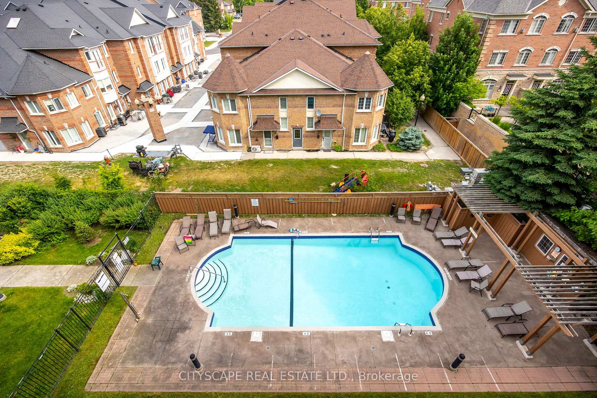 2 Bedrooms Condo at 5 Emerald, Vaughan For sale