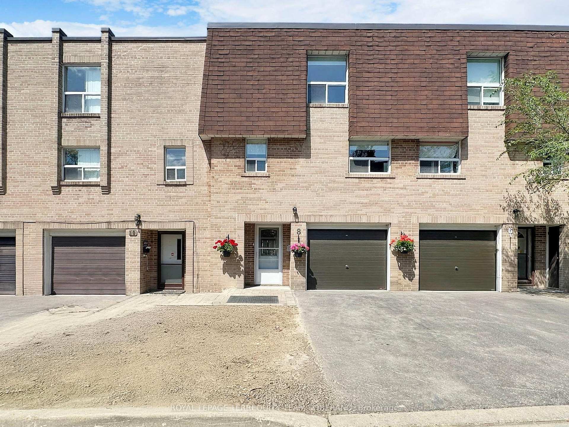 3 Bedrooms Condo at 8 Village Greenway, Toronto For sale