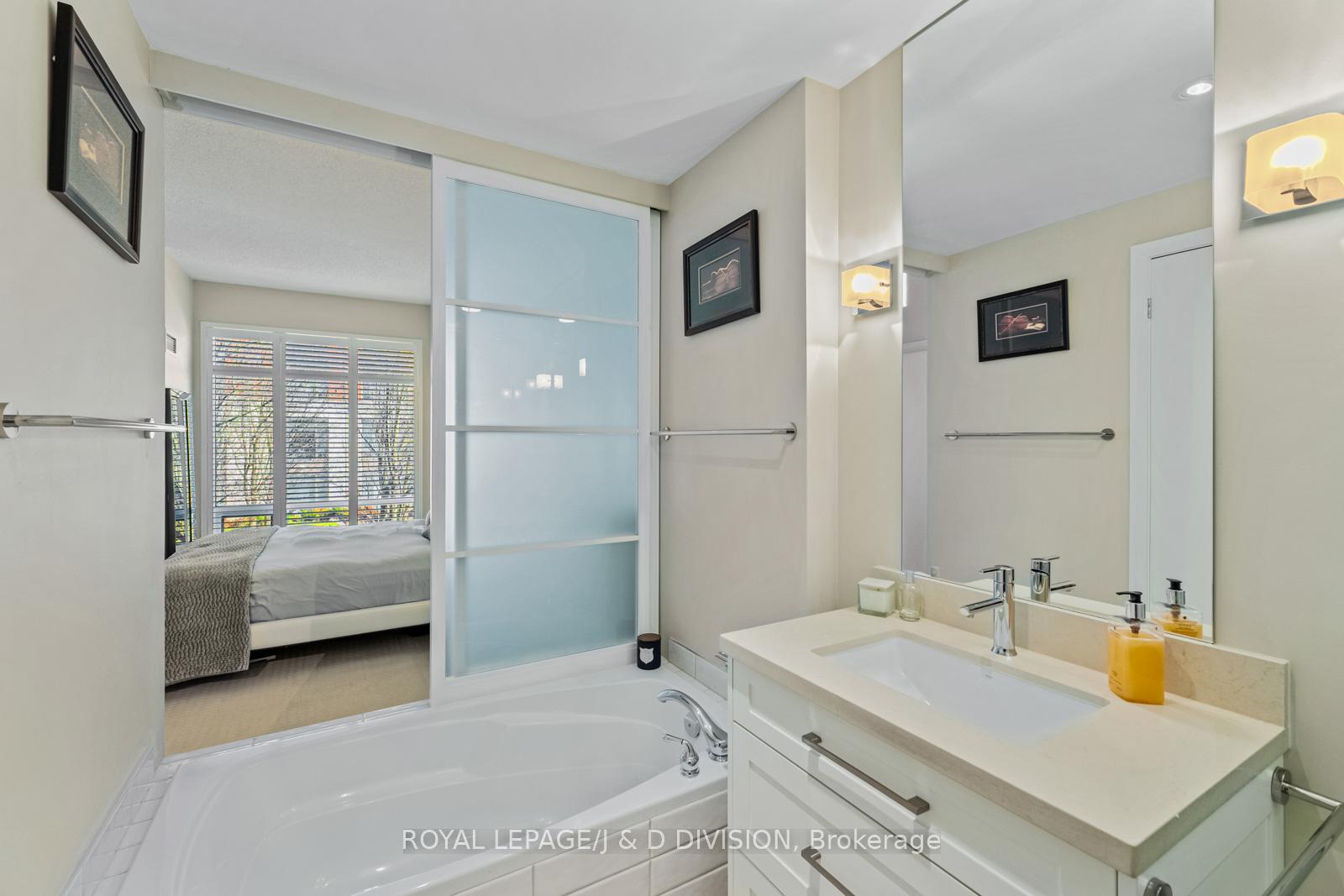 2 Bedrooms Condo at 500 Queens,  Toronto For sale