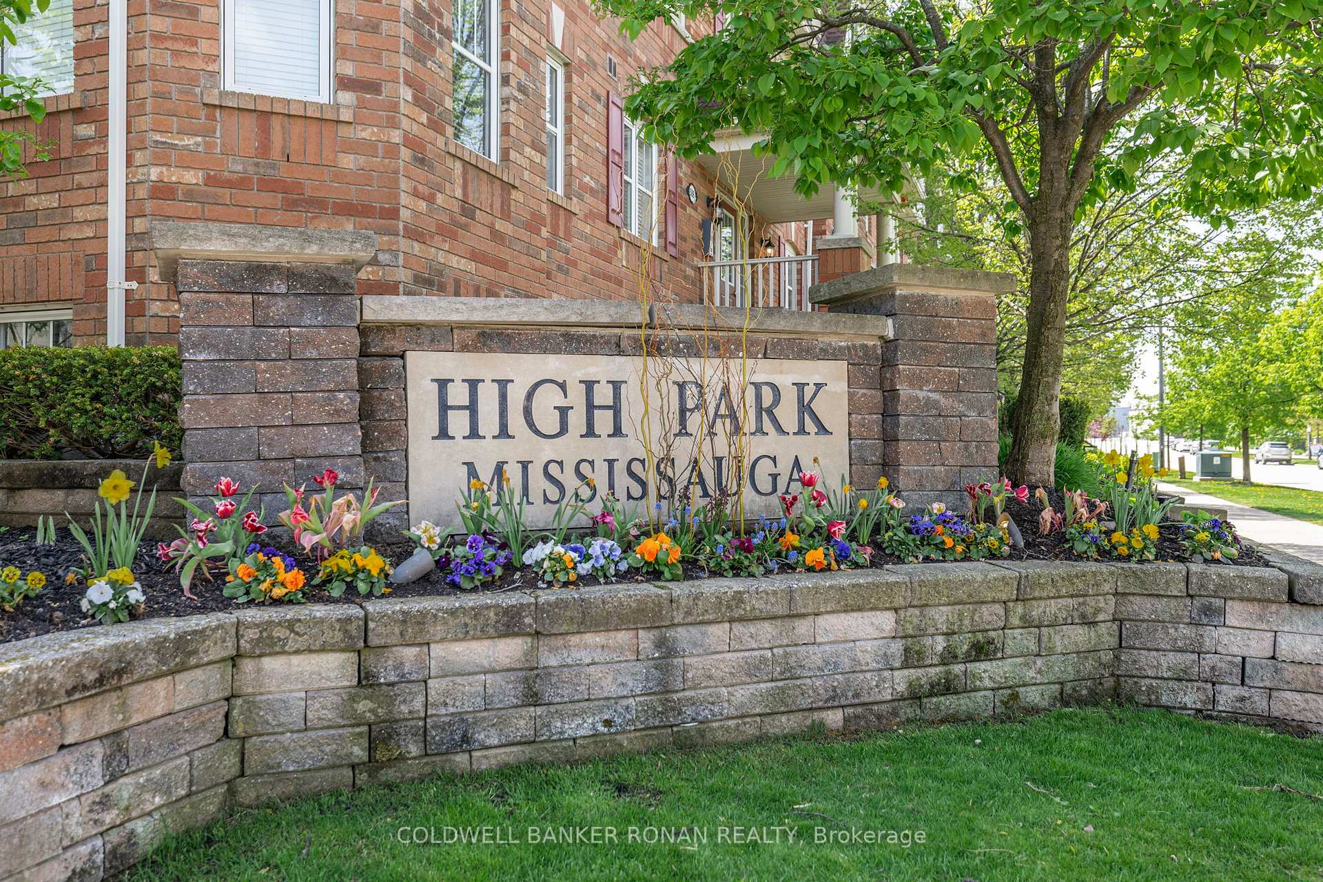 3 Bedrooms Condo at 600 Shoreline, Mississauga For sale