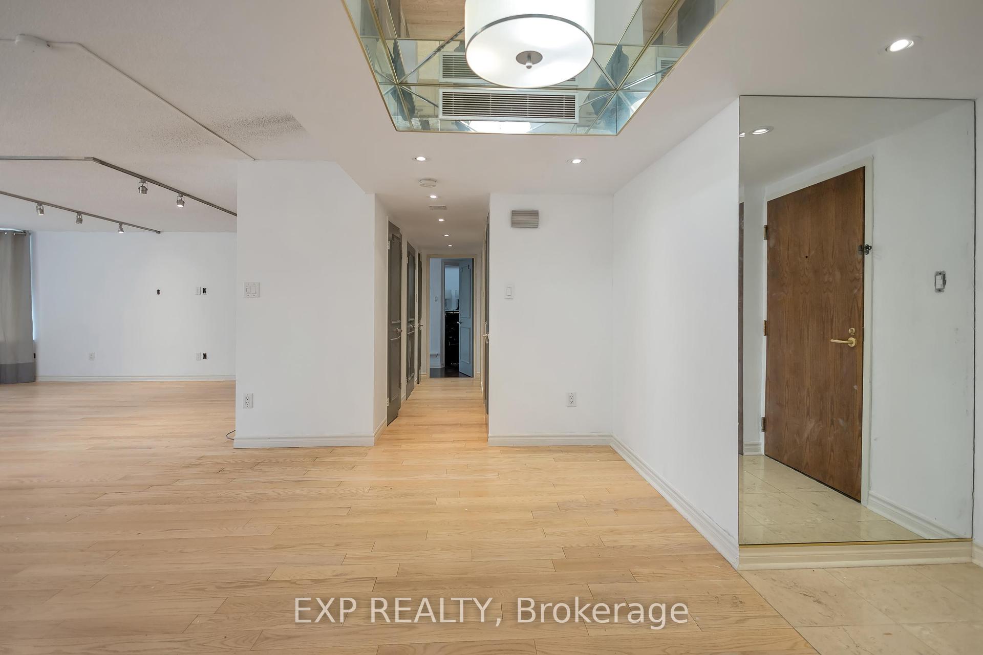 2 Bedrooms Condo at 900 Yonge, Toronto For sale