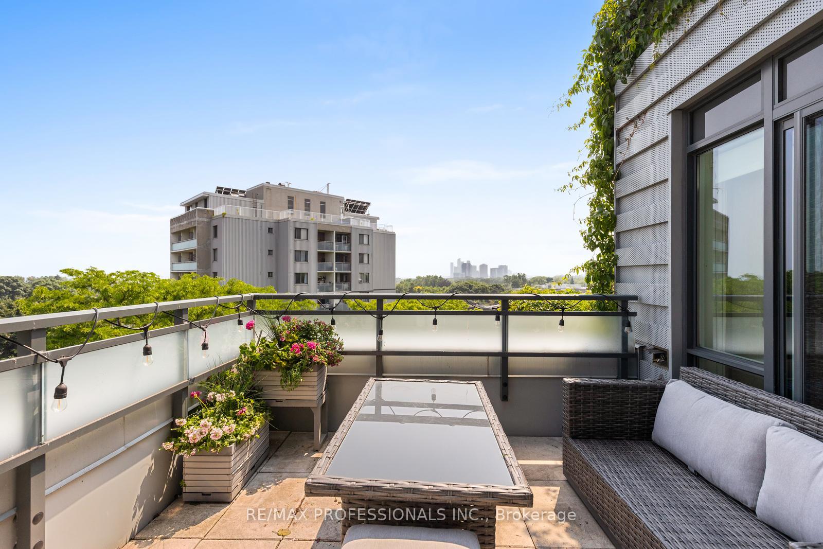 2 Bedrooms Condo at 38 Howard, Toronto For sale