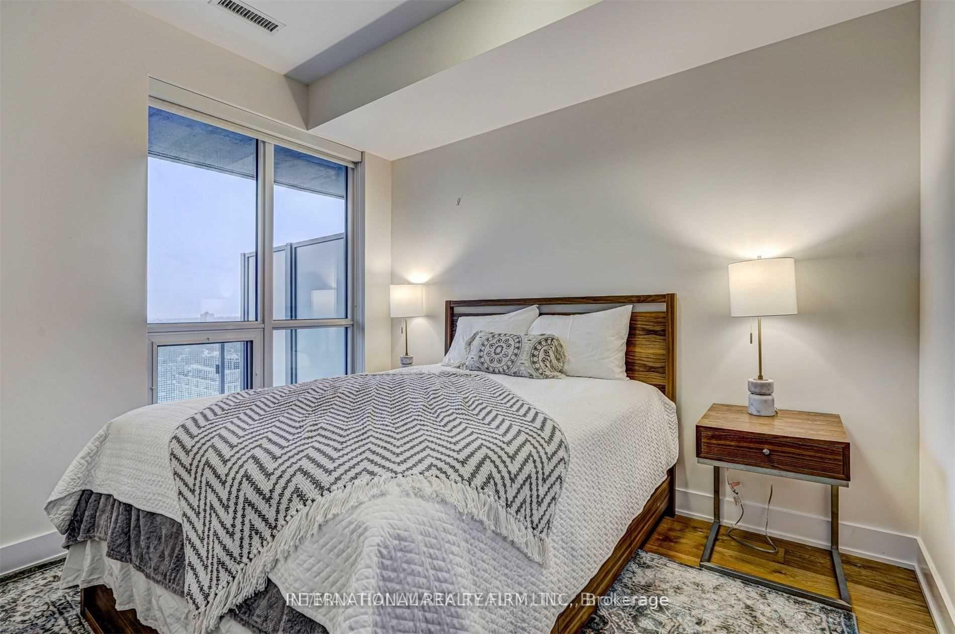1 Bedroom Condo at 88 Cumberland,  Toronto For sale