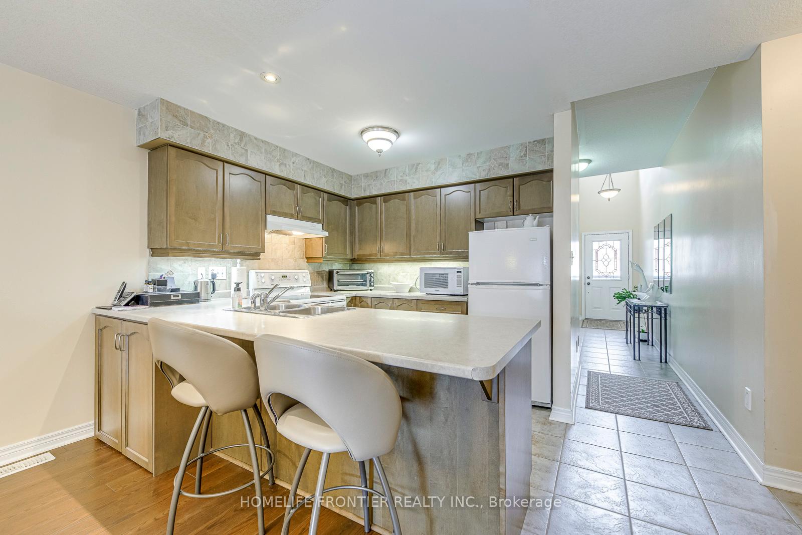 4 Bedrooms Condo at 90 Oakhampton,  Hamilton For sale