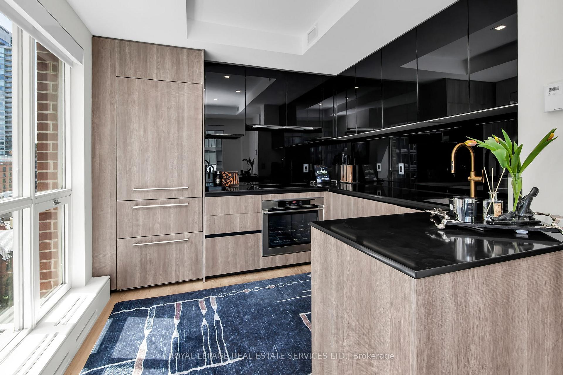 2 Bedrooms Condo at 38 Avenue, Toronto For sale