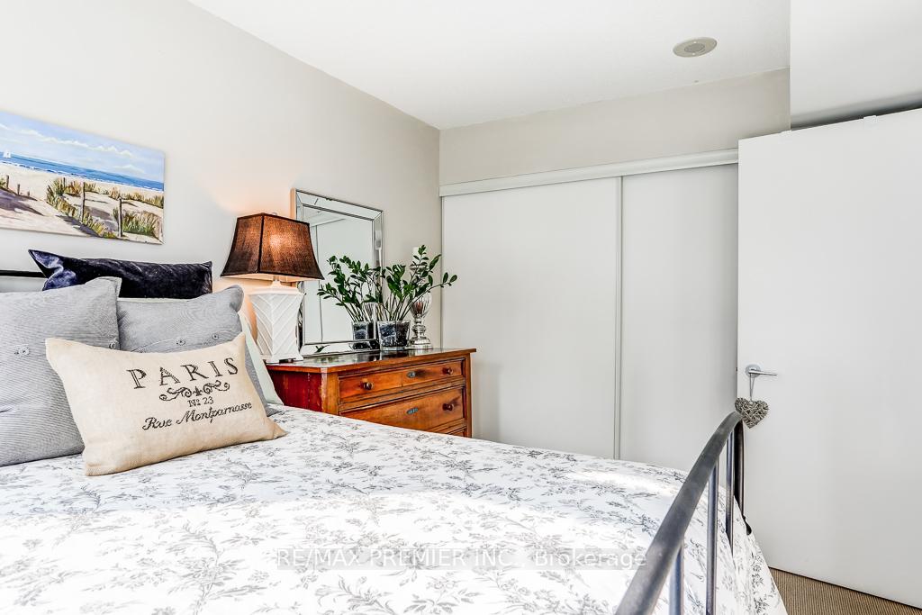2 Bedrooms Condo at 10 Capreol, Toronto For sale