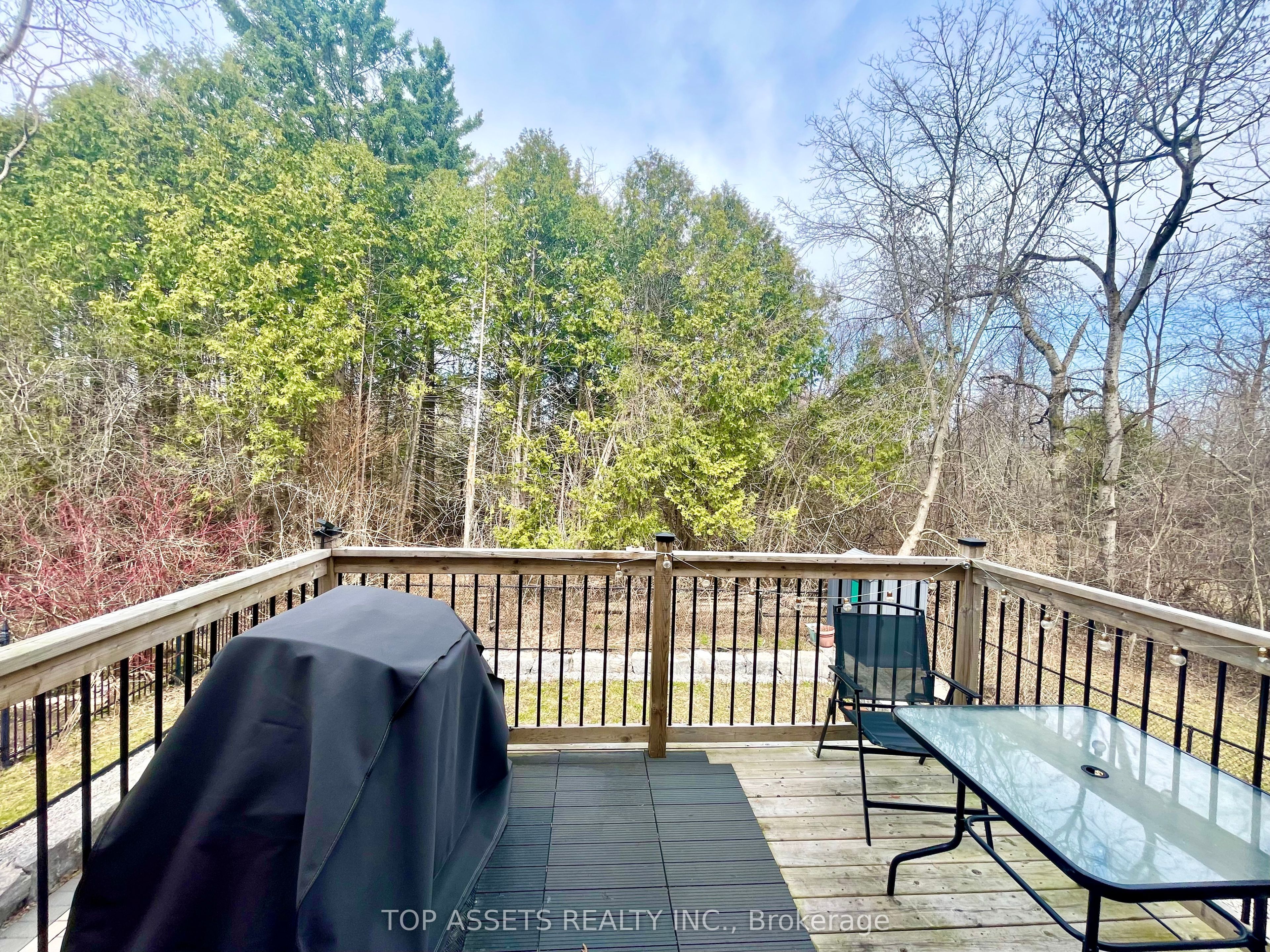 32 Headwater Crescent