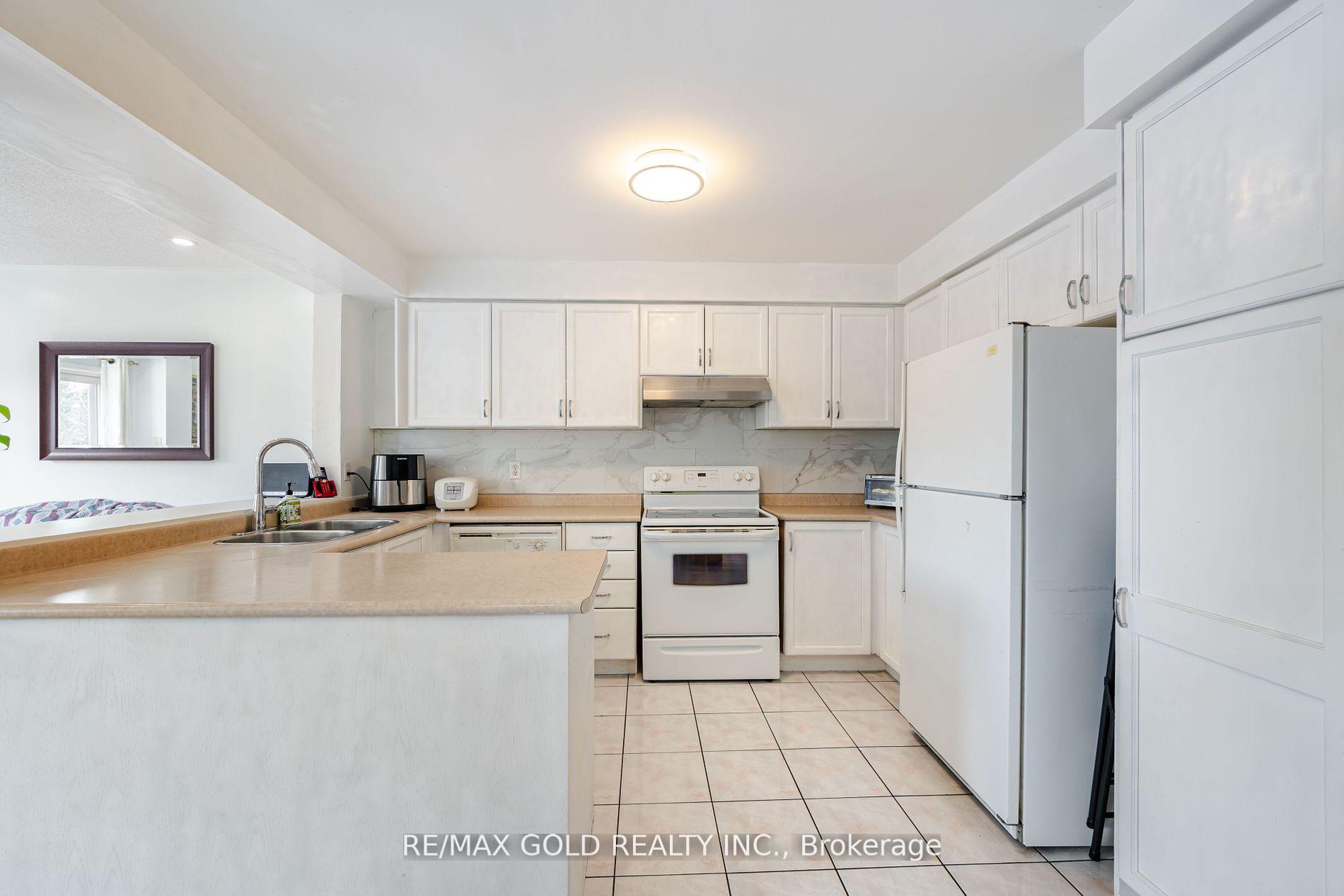 5 Bedrooms Condo at 24 Norman Wesley,  Toronto For sale