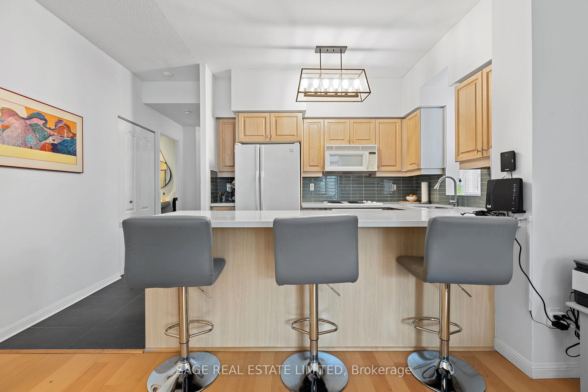 2 Bedrooms Condo at 55 Lorindale, Toronto For sale