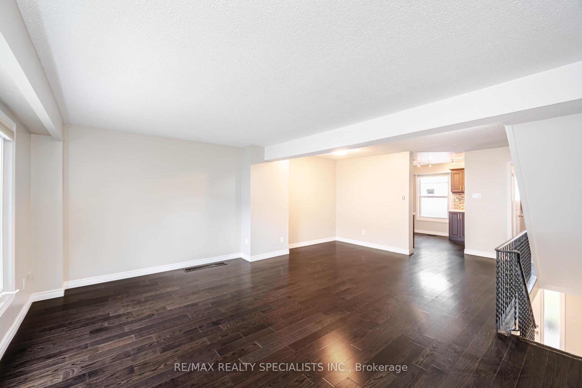 3 Bedrooms Condo at 2440 Bromsgrove, Mississauga For sale