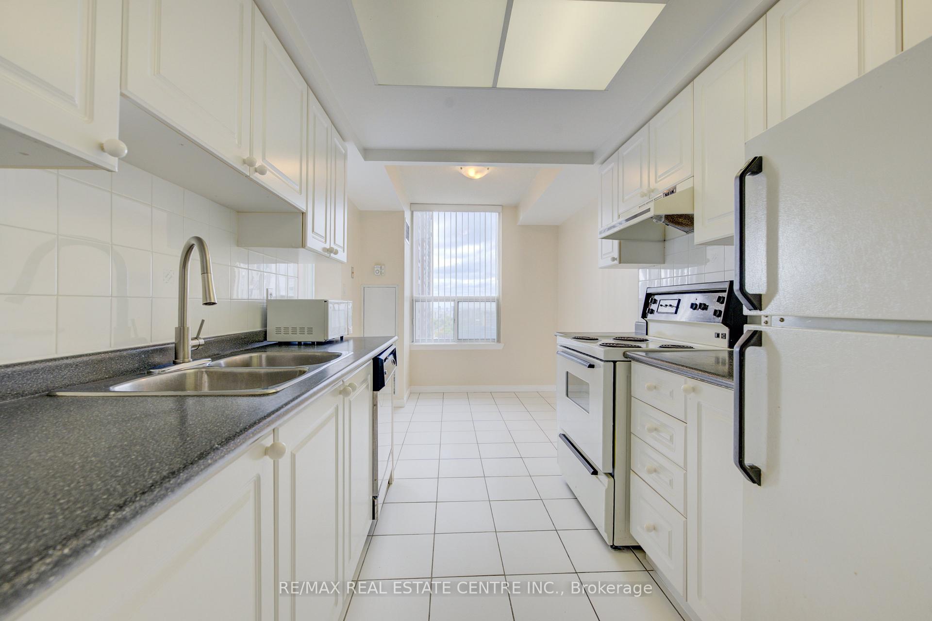 2 Bedrooms Condo at 135 Hillcrest, Mississauga For sale