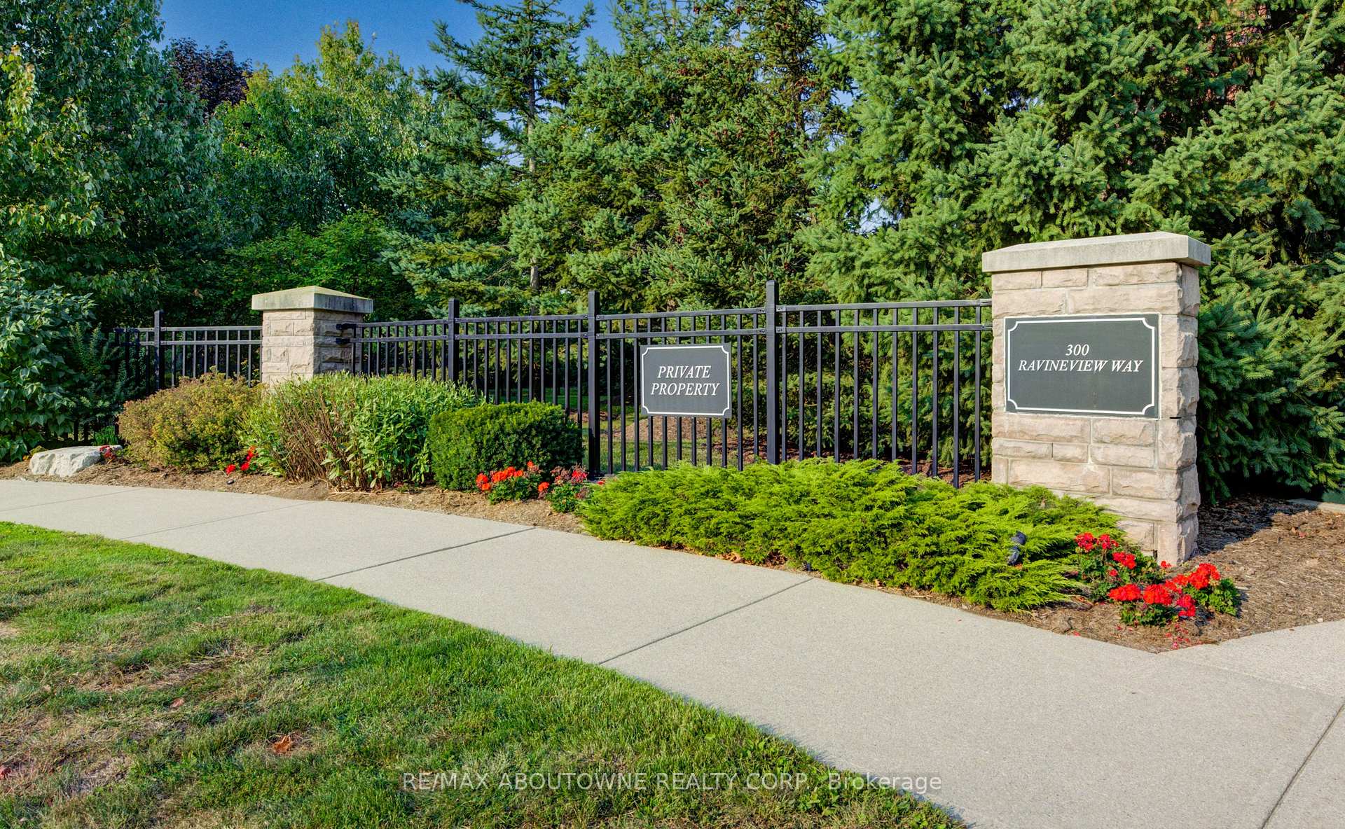 4 Bedrooms Condo at 300 Ravineview, Oakville For sale