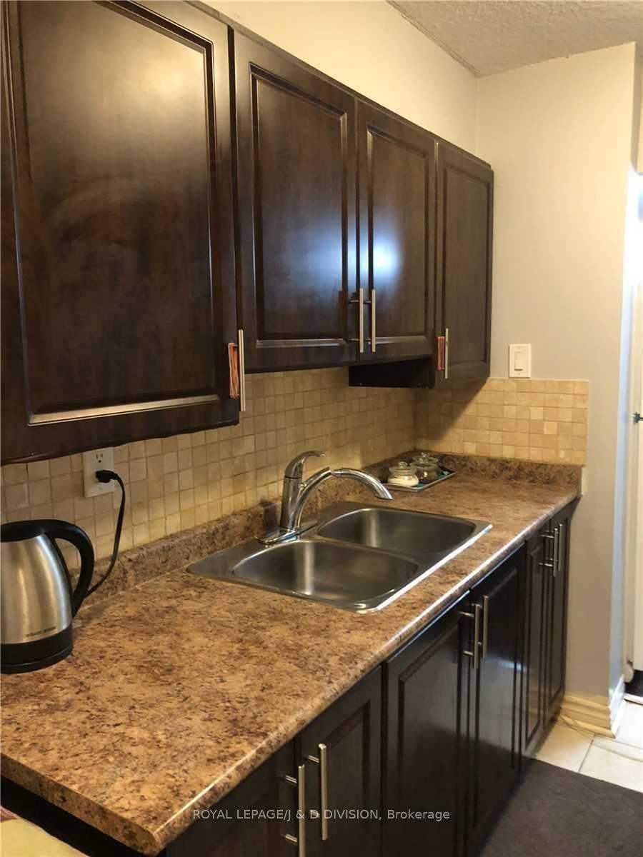2 Bedrooms Condo at 10 Tobermory, Toronto For sale
