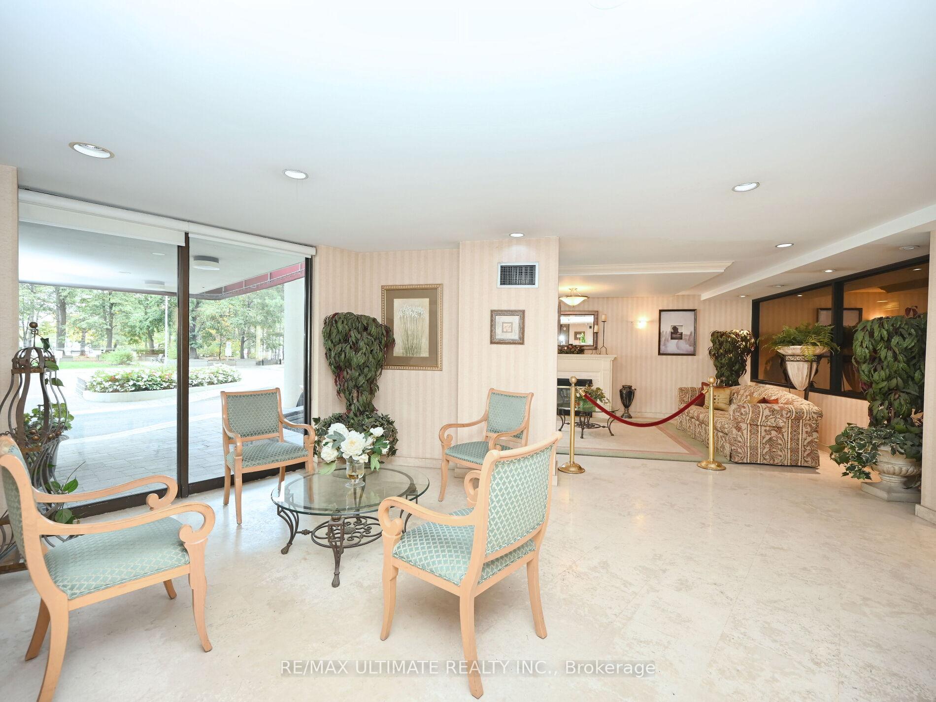 3 Bedrooms Condo at 3700 Kaneff, Mississauga For sale