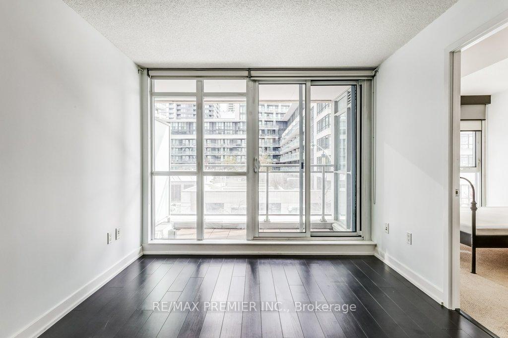 2 Bedrooms Condo at 10 Capreol, Toronto For sale