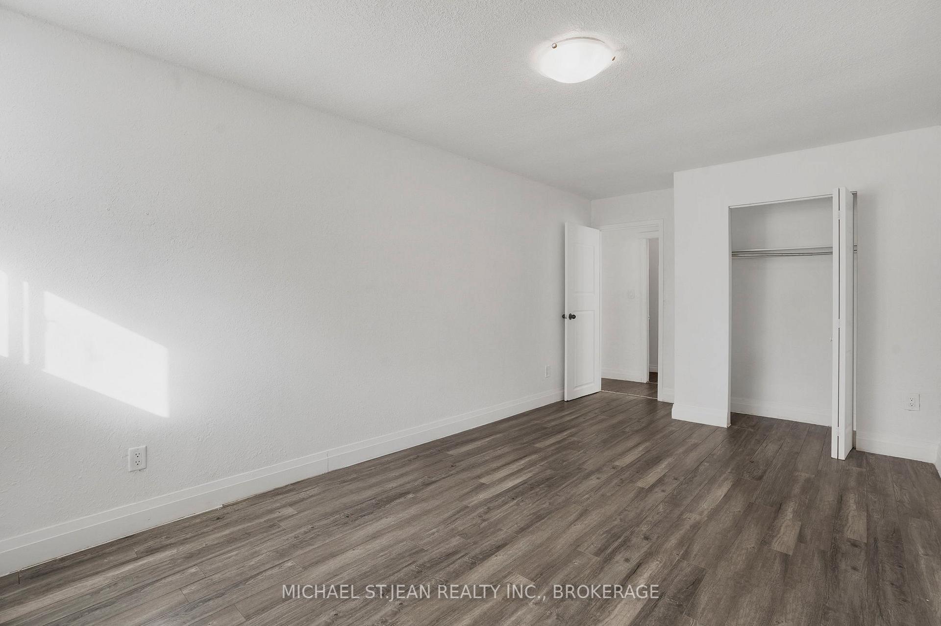 3 Bedrooms Condo at 15 Albright,  Hamilton For sale
