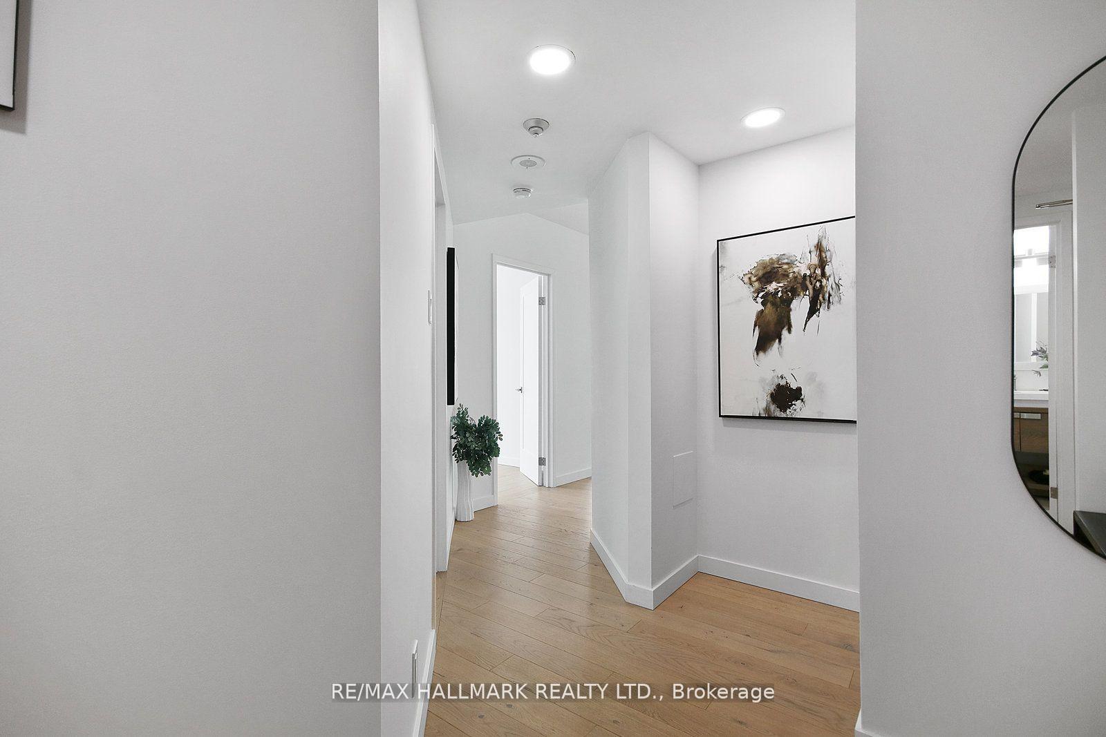 2 Bedrooms Condo at 77 Harbour, Toronto For sale