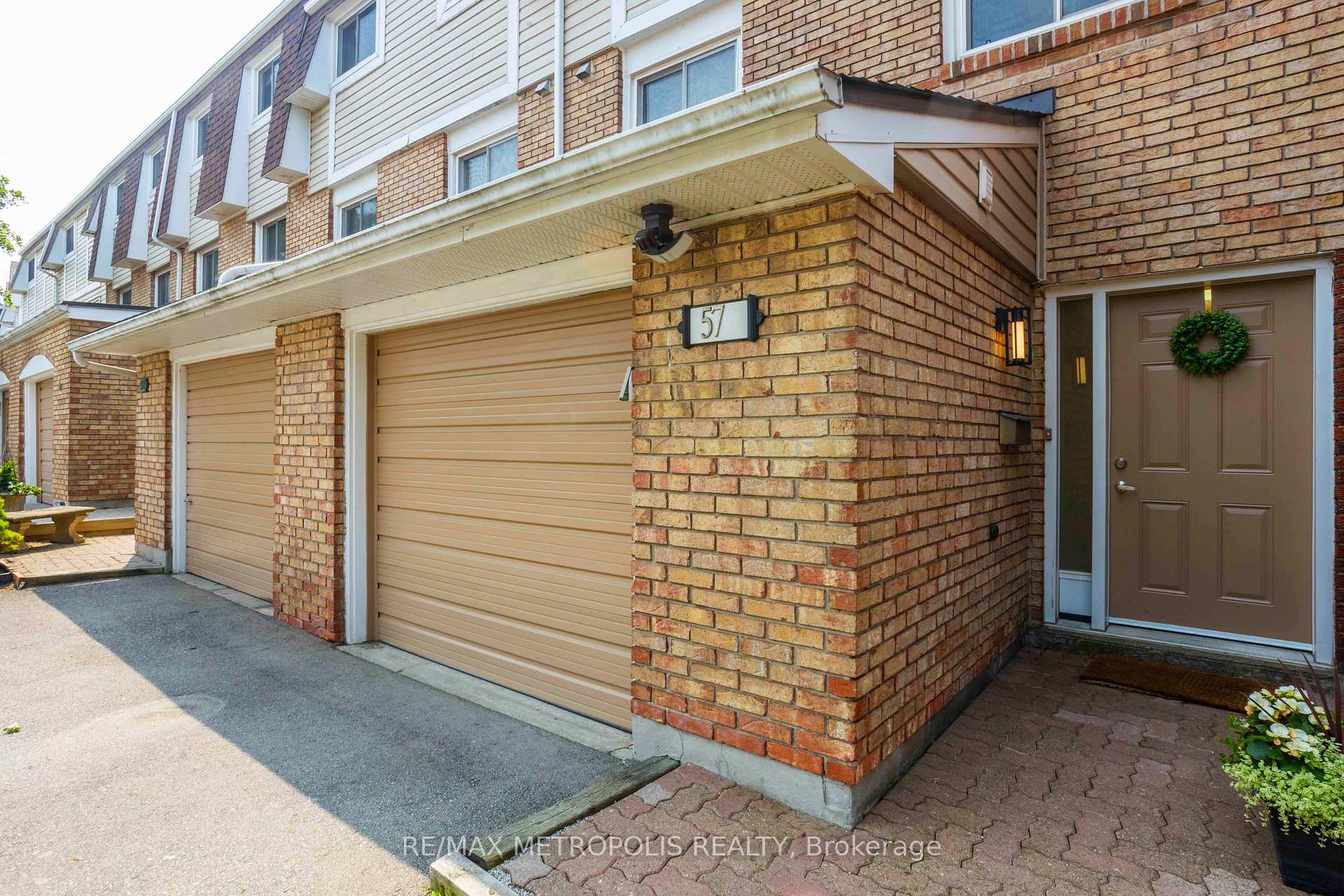 3 Bedrooms Condo at 11 Harrisford, Hamilton For sale