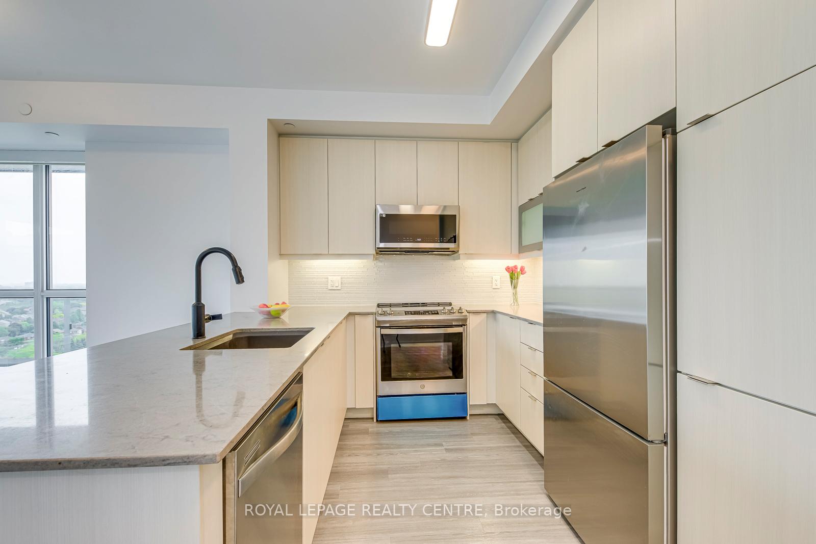 2 Bedrooms Condo at 4633 Glen Erin, Mississauga For sale