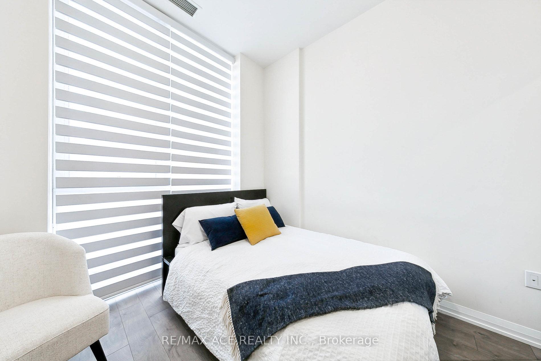 2 Bedrooms Condo at 65 Watergarden, Mississauga For sale