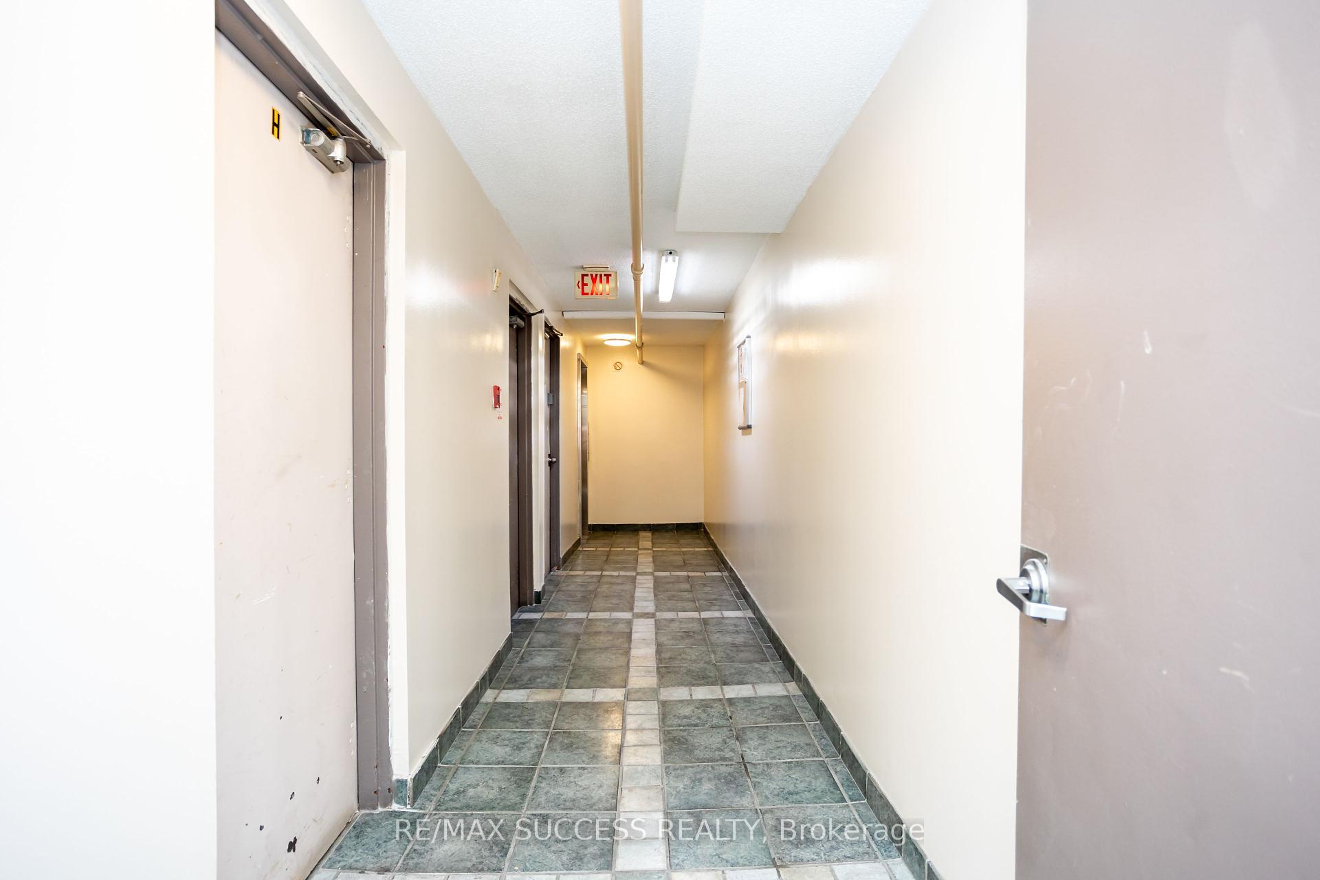 3 Bedrooms Condo at 2095 Roche, Mississauga For sale