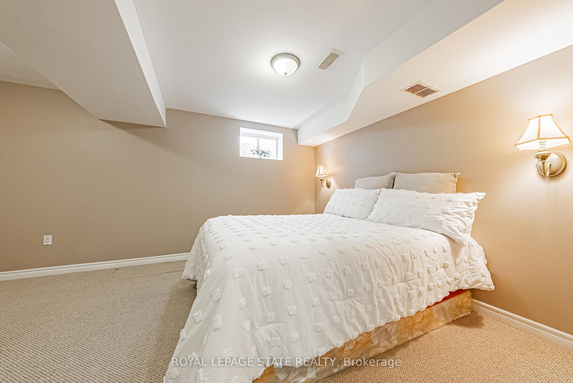 2 Bedrooms Condo at 130 Southbrook, Hamilton For sale