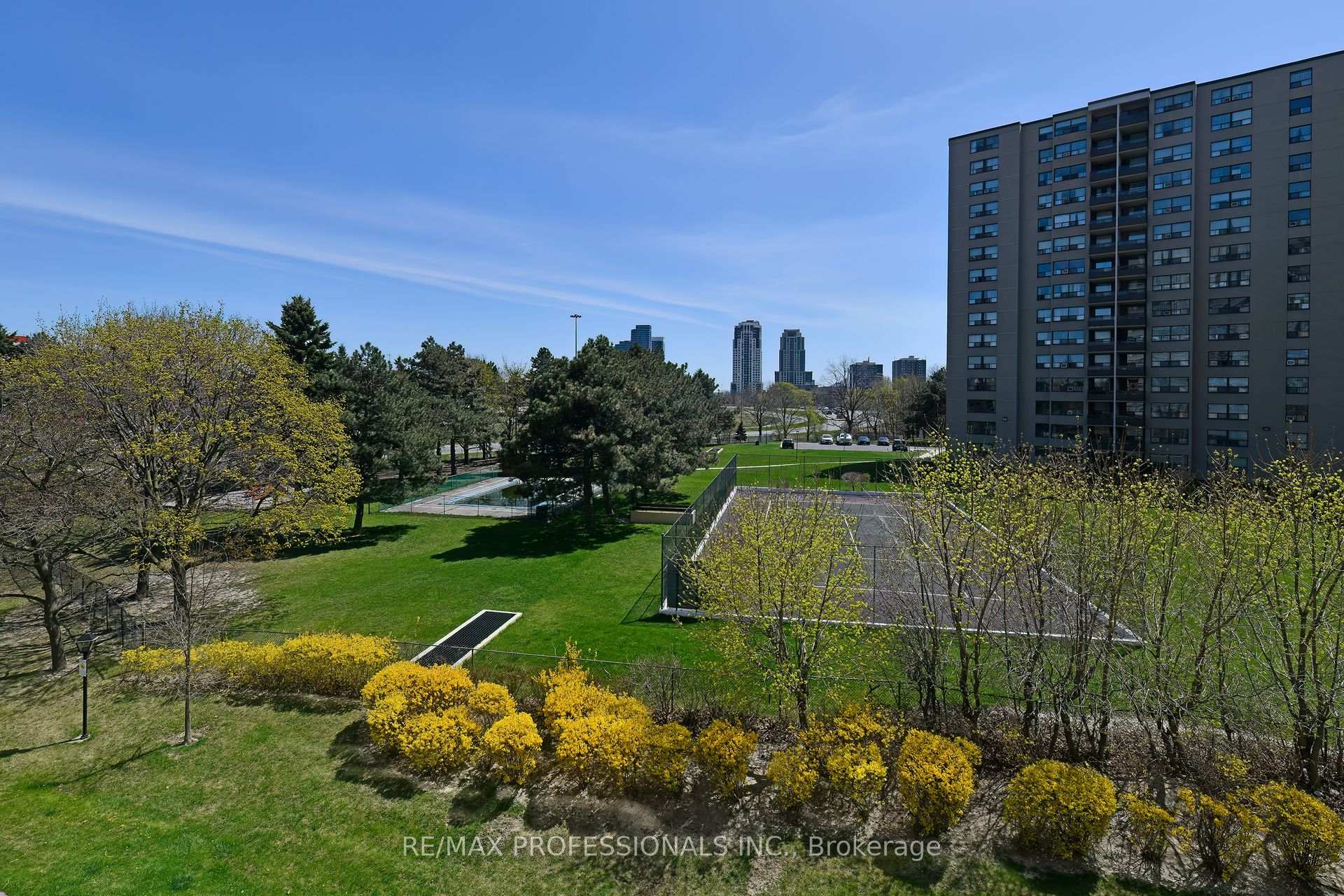 3 Bedrooms Condo at 475 The West Mall, Toronto For sale