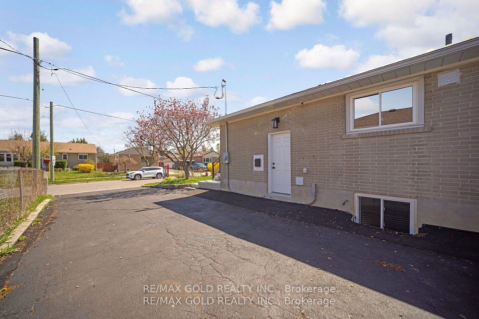https://trreb-image.ampre.ca/6OdLriFOSZuYGEaTdg8WlArP4r4vkk11LwBDvWmF680/rs:fit:960:960/wm:.5:so:0:50:.4/wmsh:10/wmt:PHNwYW4gZm9yZWdyb3VuZD0nd2hpdGUnIGZvbnQ9JzY4Jz5SRS9NQVggR09MRCBSRUFMVFkgSU5DLiwgQnJva2VyYWdlPC9zcGFuPg/L3RycmViL2xpc3RpbmdzLzQxLzI3LzQ0LzU3L3AvZDhkN2ViYmYtYTU2OS00NjYzLTljMmItMjJlMmMwZmFlNzFjLmpwZw.jpg