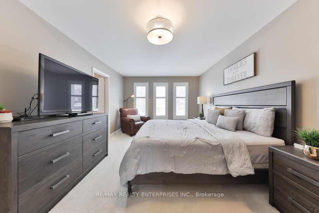 1076 Red Pine Crescent