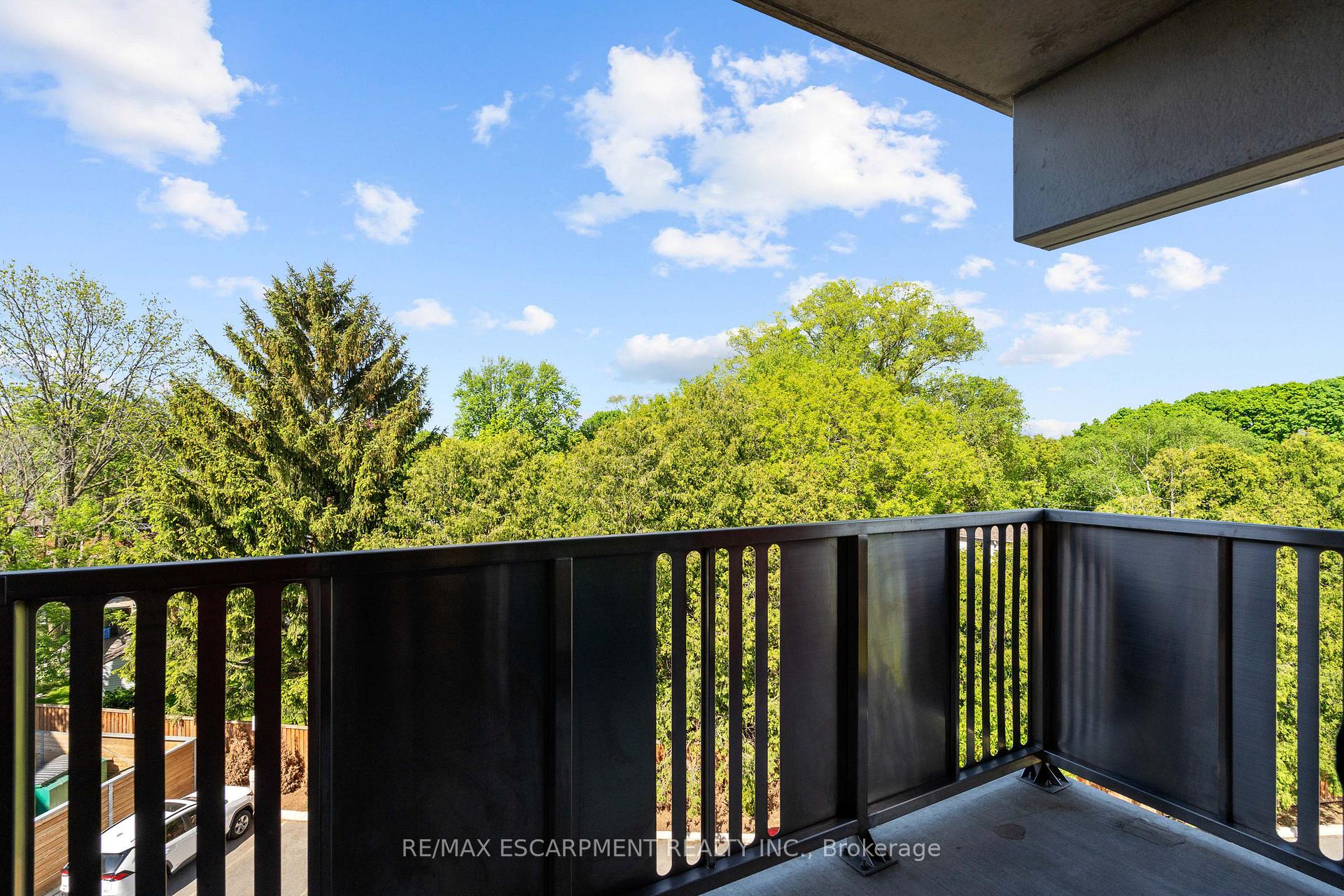 2 Bedrooms Condo at 77 LELAND, Hamilton For sale
